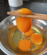 <b>天给孩子吃两个鸡蛋弥补养分</b>